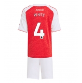 Otroški Arsenal Ben White #4 Replika nogometni dresi kompleti Domači 2025-26 Kratek Rokav (+ hlače)