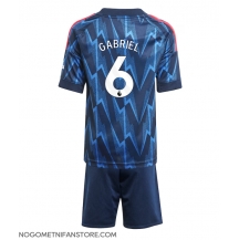 Otroški Arsenal Gabriel Magalhaes #6 Replika nogometni dresi kompleti Gostujoči 2025-26 Kratek Rokav (+ hlače)