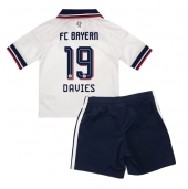 Otroški Bayern Munich Alphonso Davies #19 Replika nogometni dresi kompleti Gostujoči 2026-27 Kratek Rokav (+ hlače)