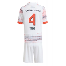 Otroški Bayern Munich Jonathan Tah #4 Replika nogometni dresi kompleti Gostujoči 2025-26 Kratek Rokav (+ hlače)