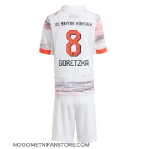 Otroški Bayern Munich Leon Goretzka #8 Replika nogometni dresi kompleti Gostujoči 2025-26 Kratek Rokav (+ hlače)