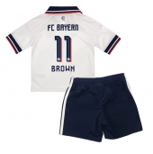 Otroški Bayern Munich Nathaniel Brown #11 Replika nogometni dresi kompleti Gostujoči 2026-27 Kratek Rokav (+ hlače)