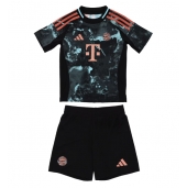 Otroški Bayern Munich Replika nogometni dresi kompleti Gostujoči 2024-25 Kratek Rokav (+ hlače)