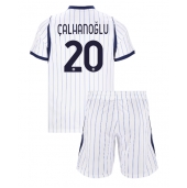 Otroški Inter Milan Hakan Calhanoglu #20 Replika nogometni dresi kompleti Gostujoči 2026-27 Kratek Rokav (+ hlače)