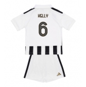 Otroški Juventus Lloyd Kelly #6 Replika nogometni dresi kompleti Domači 2026-27 Kratek Rokav (+ hlače)