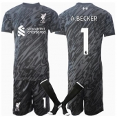 Otroški Liverpool Alisson Becker #1 Vratar Replika nogometni dresi kompleti Domači 2024-25 Kratek Rokav (+ hlače)
