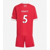 Otroški Liverpool Ibrahima Konate #5 Replika nogometni dresi kompleti Domači 2025-26 Kratek Rokav (+ hlače)