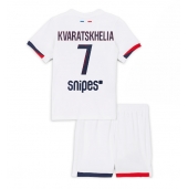 Otroški Paris Saint-Germain Khvicha Kvaratskhelia #7 Replika nogometni dresi kompleti Gostujoči 2025-26 Kratek Rokav (+ hlače)
