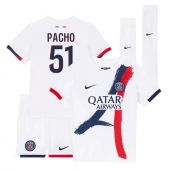 Otroški Paris Saint-Germain Willian Pacho #51 Replika nogometni dresi kompleti Gostujoči 2024-25 Kratek Rokav (+ hlače)